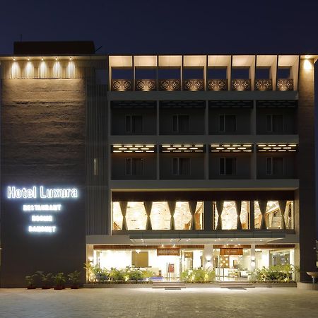 Hotel Luxura Godhra Exterior photo
