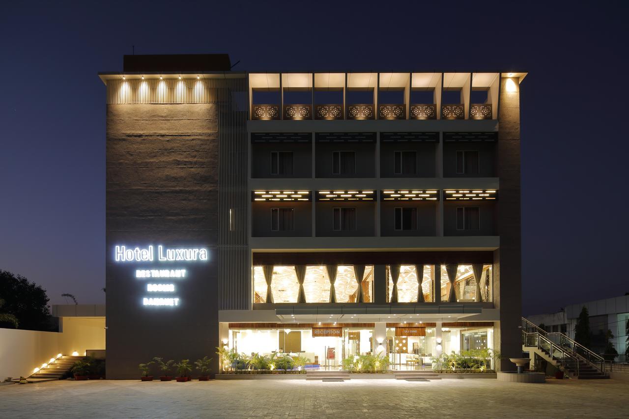 Hotel Luxura Godhra Exterior photo