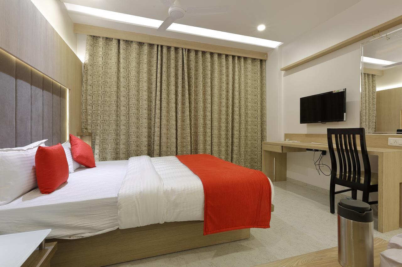 Hotel Luxura Godhra Exterior photo