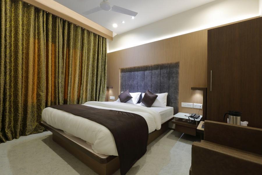 Hotel Luxura Godhra Exterior photo