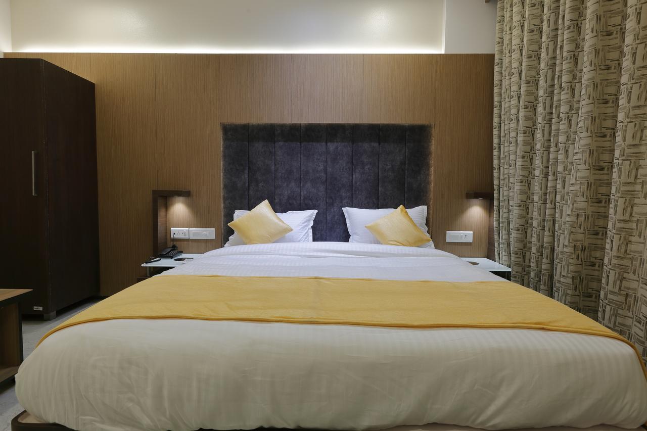 Hotel Luxura Godhra Exterior photo