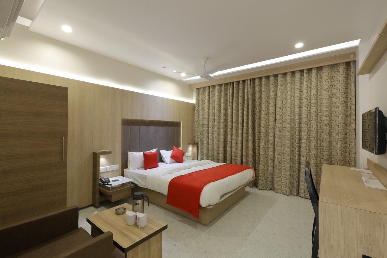 Hotel Luxura Godhra Exterior photo