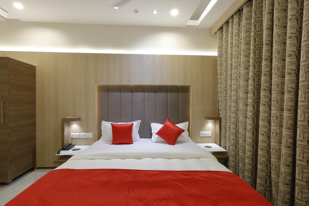 Hotel Luxura Godhra Exterior photo
