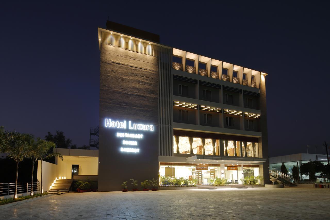 Hotel Luxura Godhra Exterior photo