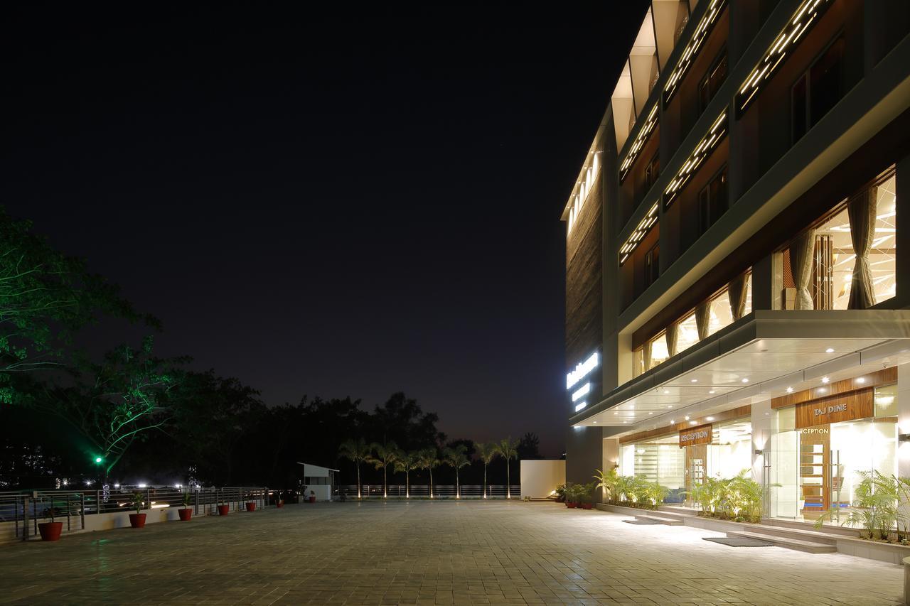 Hotel Luxura Godhra Exterior photo