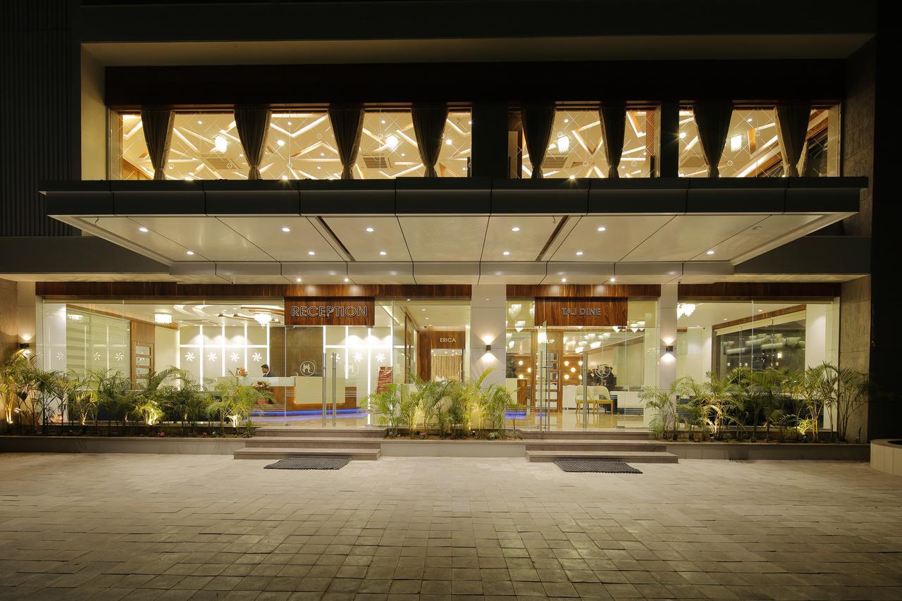 Hotel Luxura Godhra Exterior photo